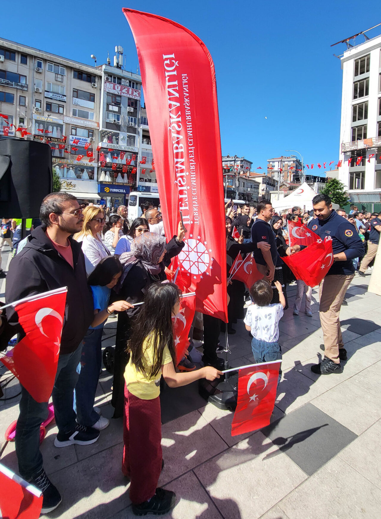 - Kentin farklı noktalarında düzenlenen mehteran konserleri vatandaşların yoğun ilgisini