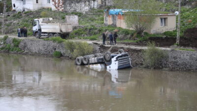 KARS (AA) – Kars'ta istinat duvarının çökmesiyle akarsuya devrilen kamyon