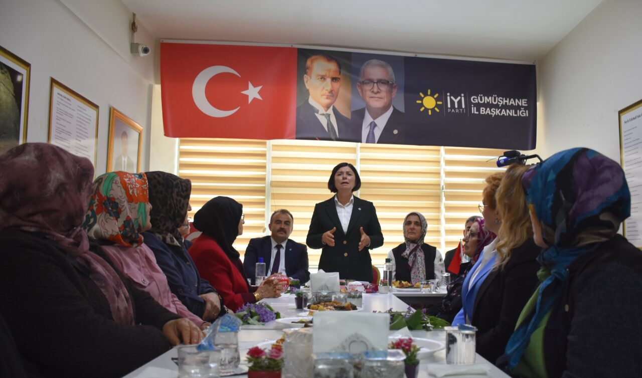 - "Siyaset aslında öznesi insan olan bir sanattır, anahtarı da