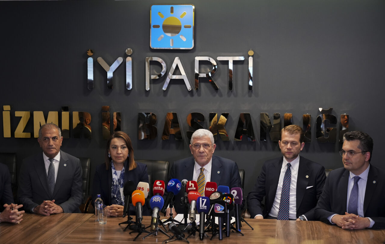 İZMİR (AA) – İYİ Parti Genel Başkanı Müsavat Dervişoğlu, "İzmir'in