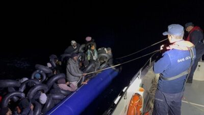 İZMİR (AA) – İzmir'in Çeşme ilçesi açıklarında 32 düzensiz göçmen