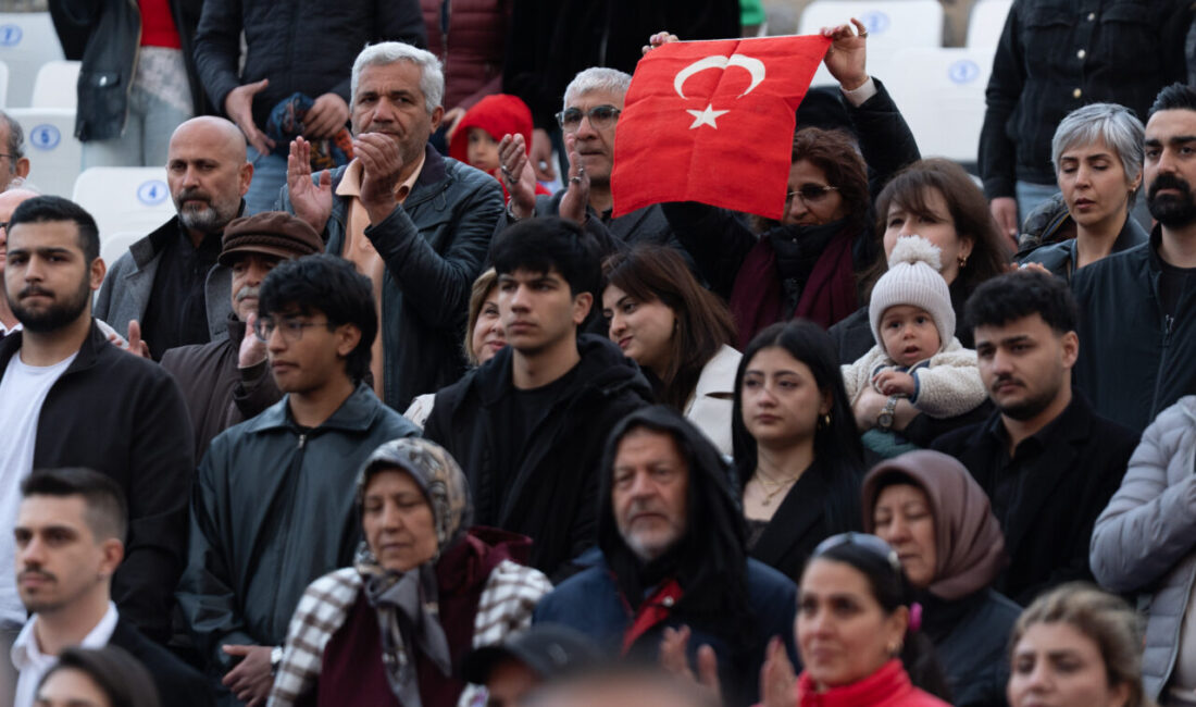 İZMİR (AA) – Azerbaycan Halk Sanatçısı Alim Gasımov ile kızı