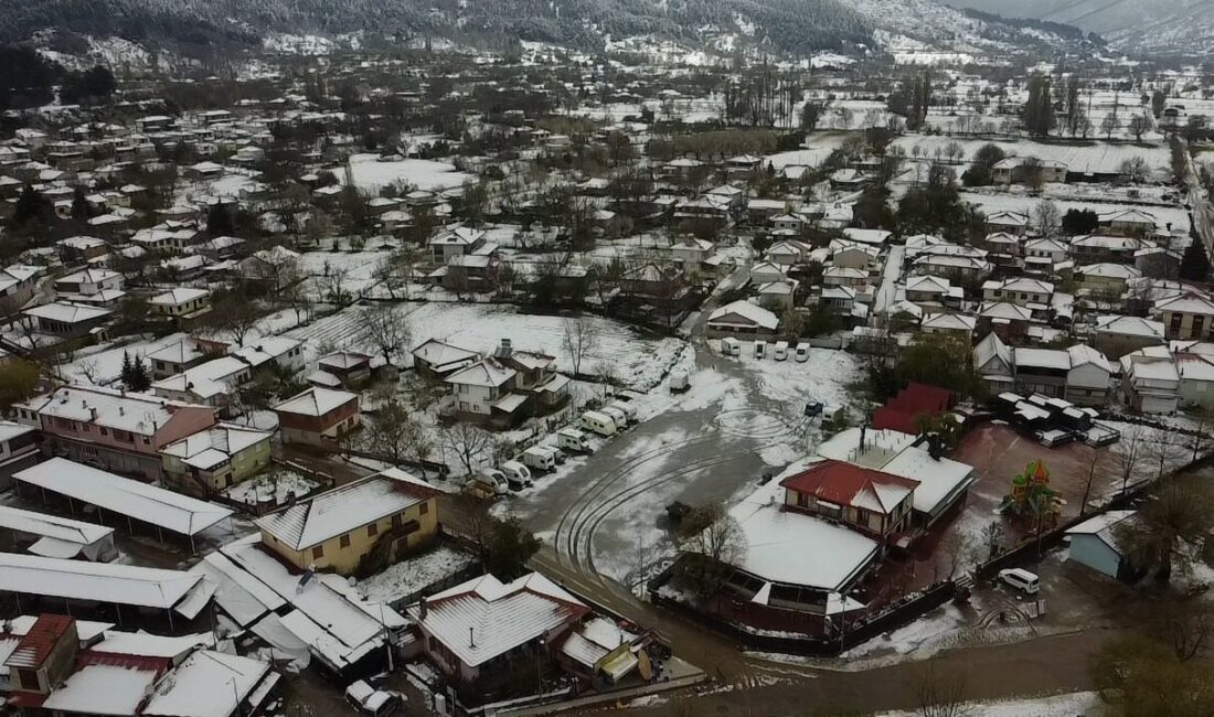 İZMİR (AA) – İzmir'in Ödemiş ilçesinde yüksek kesimler kar yağışıyla