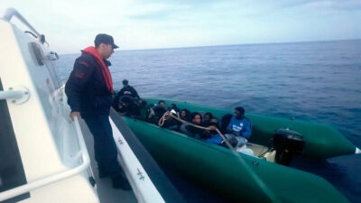 İZMİR (AA) – İzmir'in Çeşme ilçesinde 26 düzensiz göçmen yakalandı,