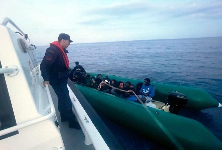 İZMİR (AA) – İzmir'in Çeşme ilçesinde 26 düzensiz göçmen yakalandı,