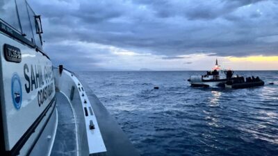 İZMİR (AA) – İzmir'in Karaburun ilçesi açıklarında 34 düzensiz göçmen