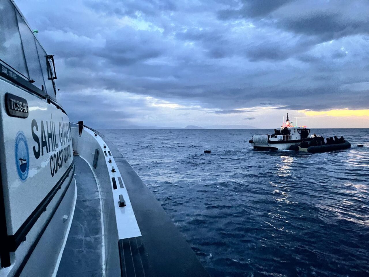 İZMİR (AA) – İzmir'in Karaburun ilçesi açıklarında 34 düzensiz göçmen