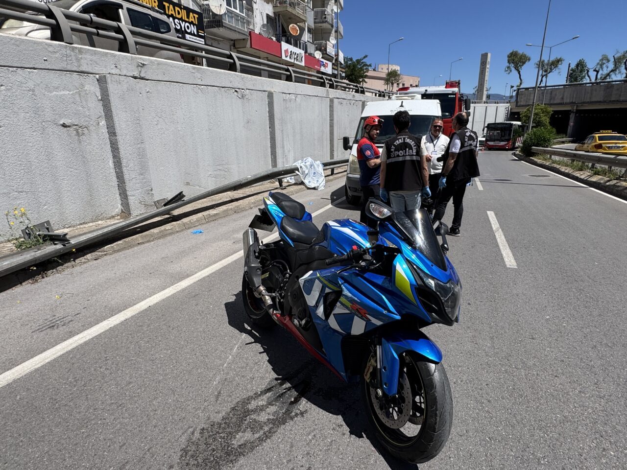 İZMİR (AA) – İzmir'in Konak ilçesinde bariyerlere çarpan motosikletin sürücüsü