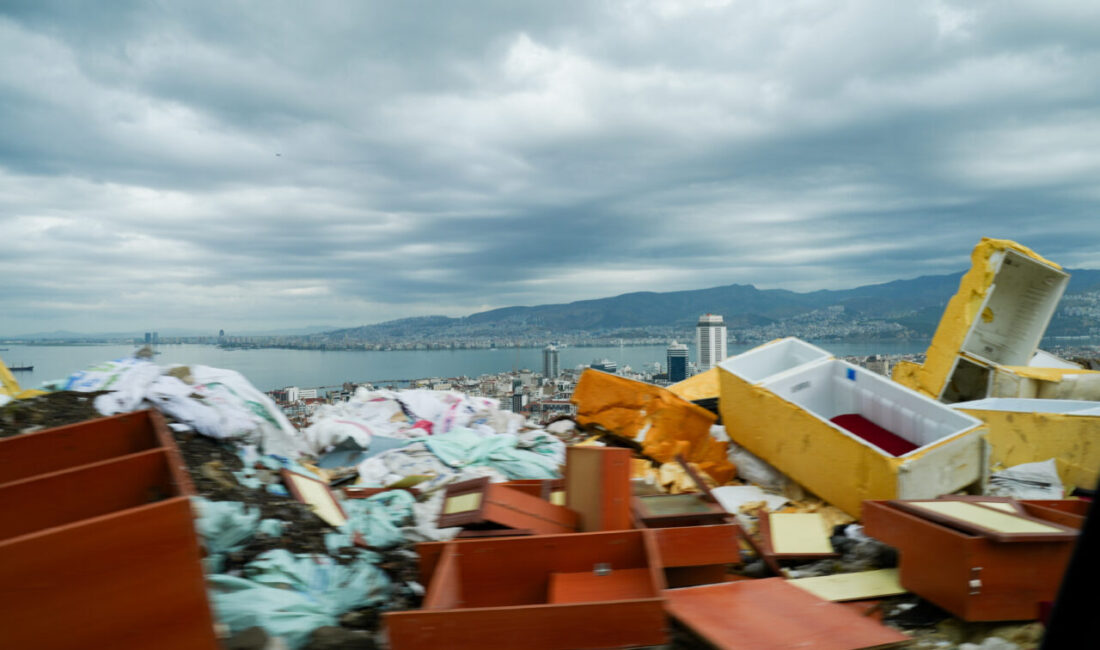 İZMİR (AA) – İzmir'in Konak ilçesindeki boş alana dökülen moloz