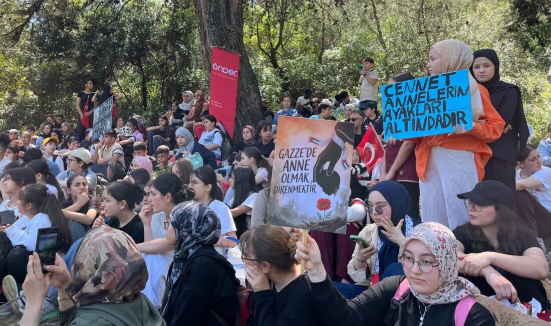 İZMİR (AA) – İzmir'de, İsrail'in saldırılar düzenlediği Gazze'de yakınlarını ve