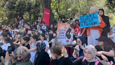 İZMİR (AA) – İzmir'de, İsrail'in saldırılar düzenlediği Gazze'de yakınlarını ve