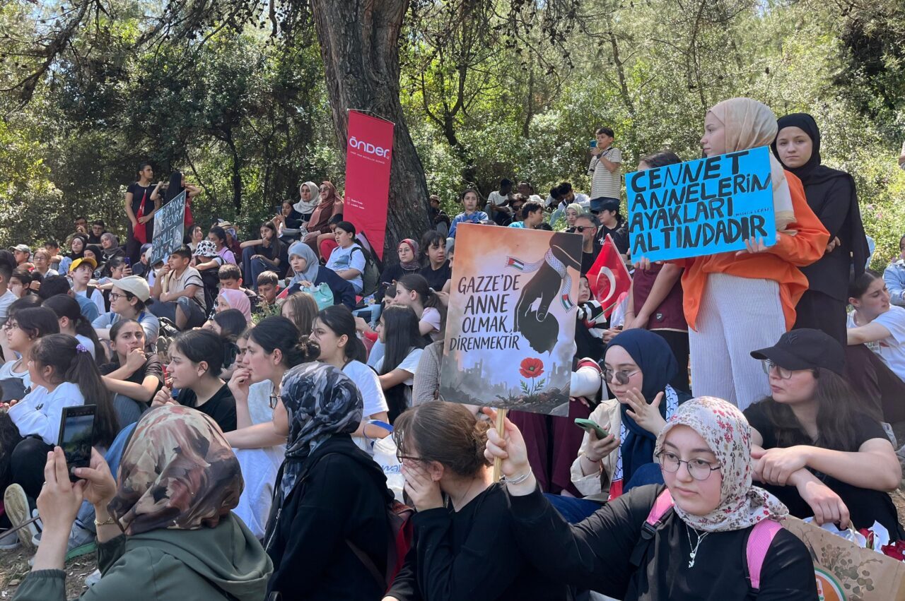 İZMİR (AA) – İzmir'de, İsrail'in saldırılar düzenlediği Gazze'de yakınlarını ve