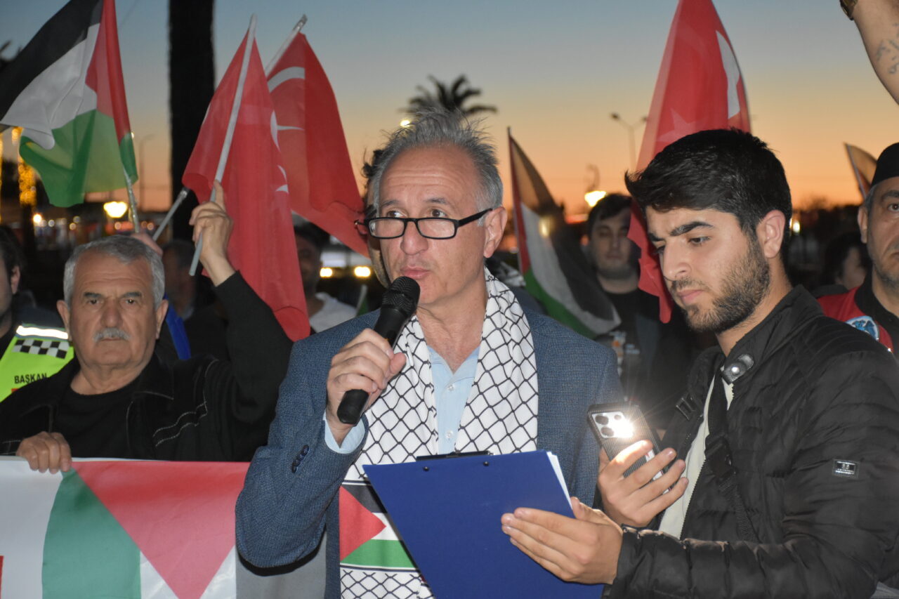 İZMİR (AA) – İzmir'de, İsrail'in, Gazze'ye yönelik ablukayı kırmayı ve