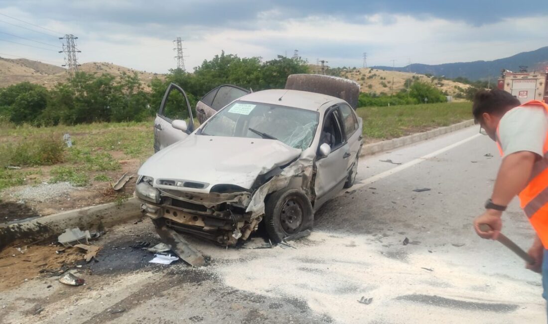 İZMİR (AA) – İzmir'in Ödemiş ilçesinde iki otomobilin çarpıştığı kazada