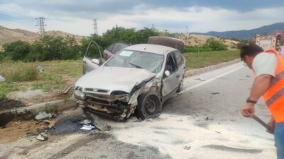 İZMİR (AA) – İzmir'in Ödemiş ilçesinde iki otomobilin çarpıştığı kazada
