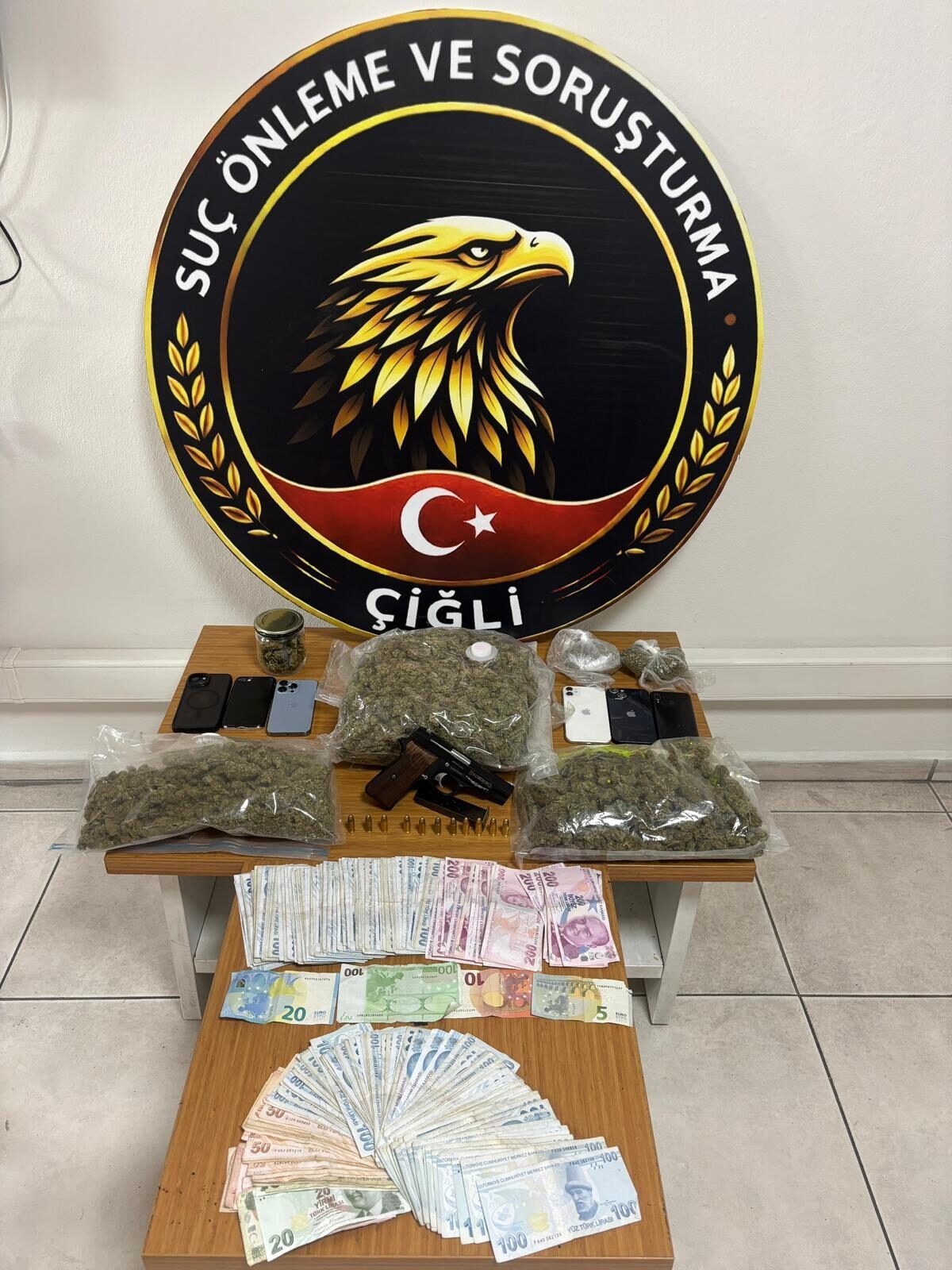İZMİR (AA) – İzmir'in Çiğli ilçesinde düzenlenen uyuşturucu operasyonunda 6