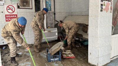 SAMSUN (AA) – Samsun'un farklı ilçelerinden gelen jandarma ekipleri, selden