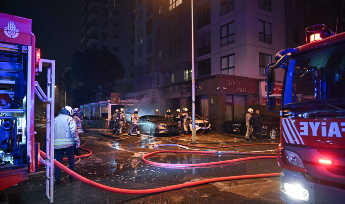 İSTANBUL (AA) – Kadıköy'deki bir oto galeride çıkan yangın itfaiye