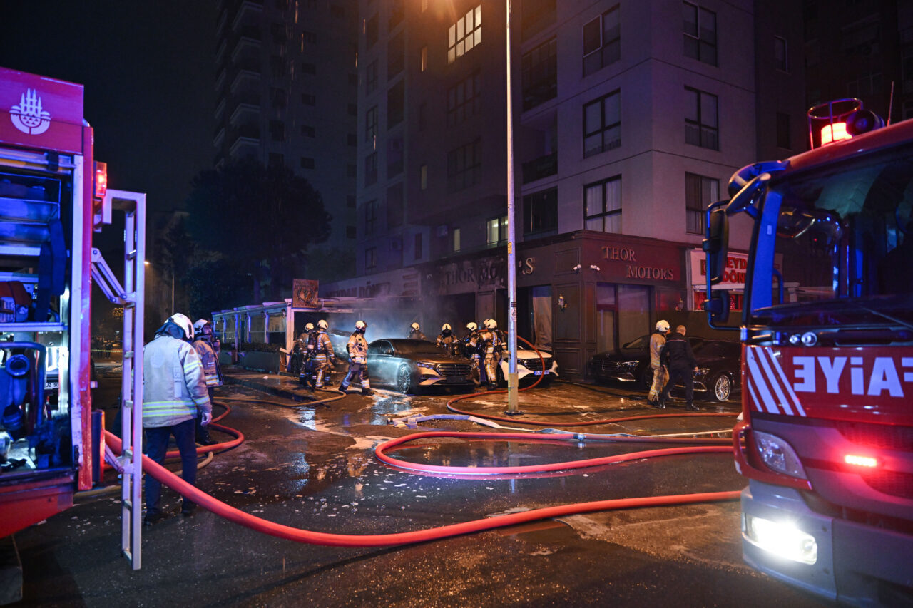 İSTANBUL (AA) – Kadıköy'deki bir oto galeride çıkan yangın itfaiye
