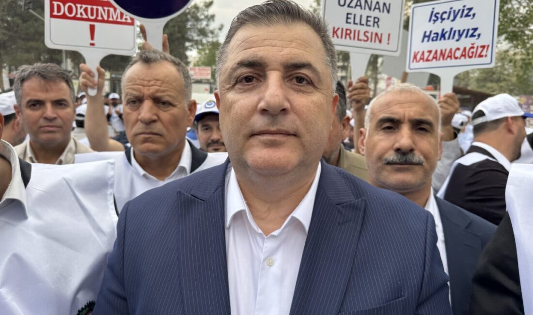 KAHRAMANMARAŞ (AA) – Kahramanmaraş'ın Pazarcık ilçesinde, Hizmet-İş Sendikası üyeleri, belediyede