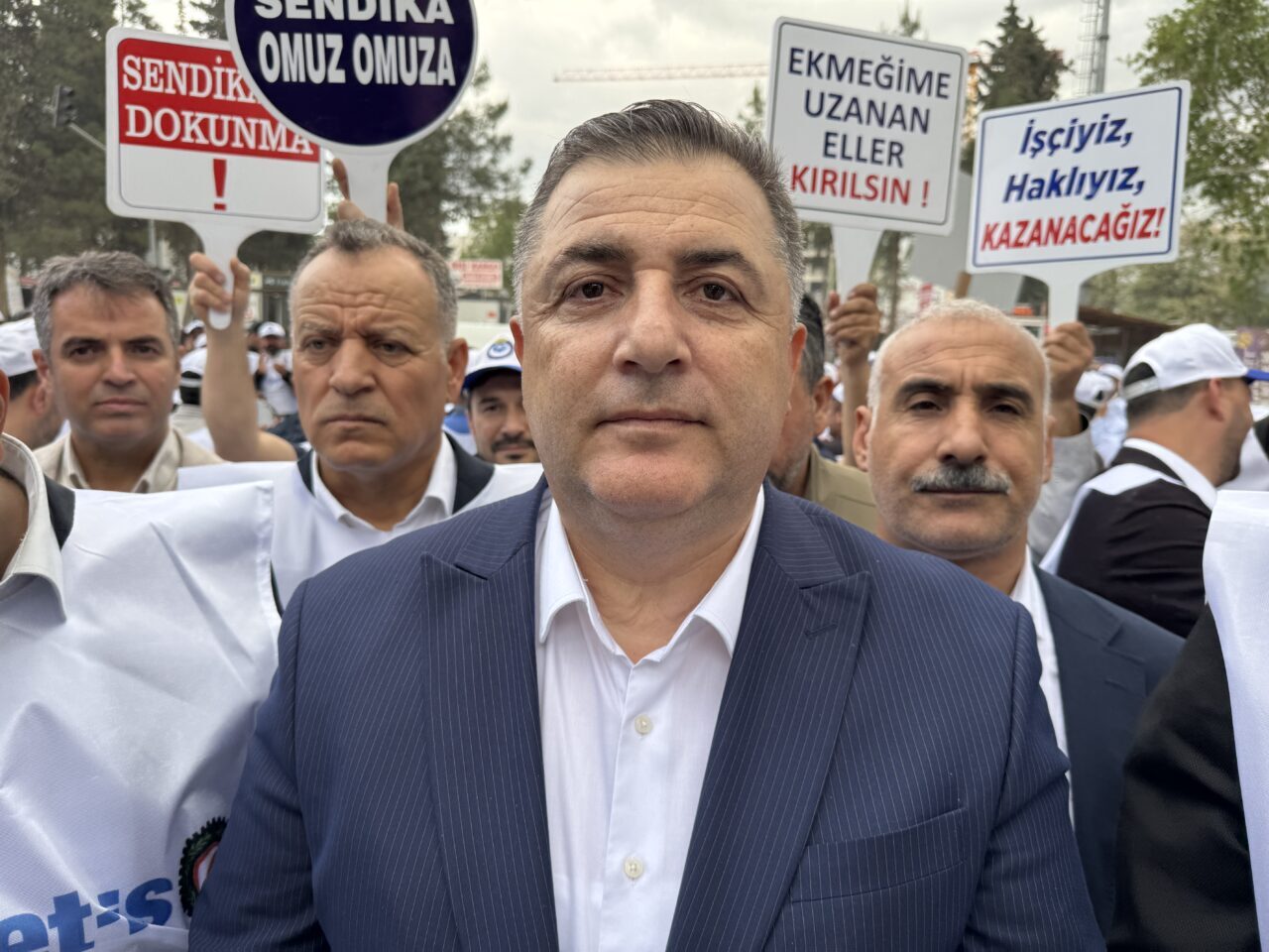 KAHRAMANMARAŞ (AA) – Kahramanmaraş'ın Pazarcık ilçesinde, Hizmet-İş Sendikası üyeleri, belediyede