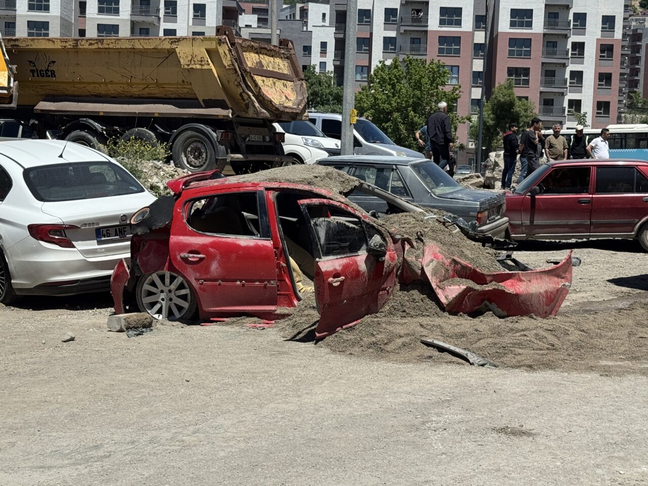 KAHRAMANMARAŞ (AA) – Kahramanmaraş'ın Dulkadiroğlu ilçesinde freni arızalanan kamyonun 7