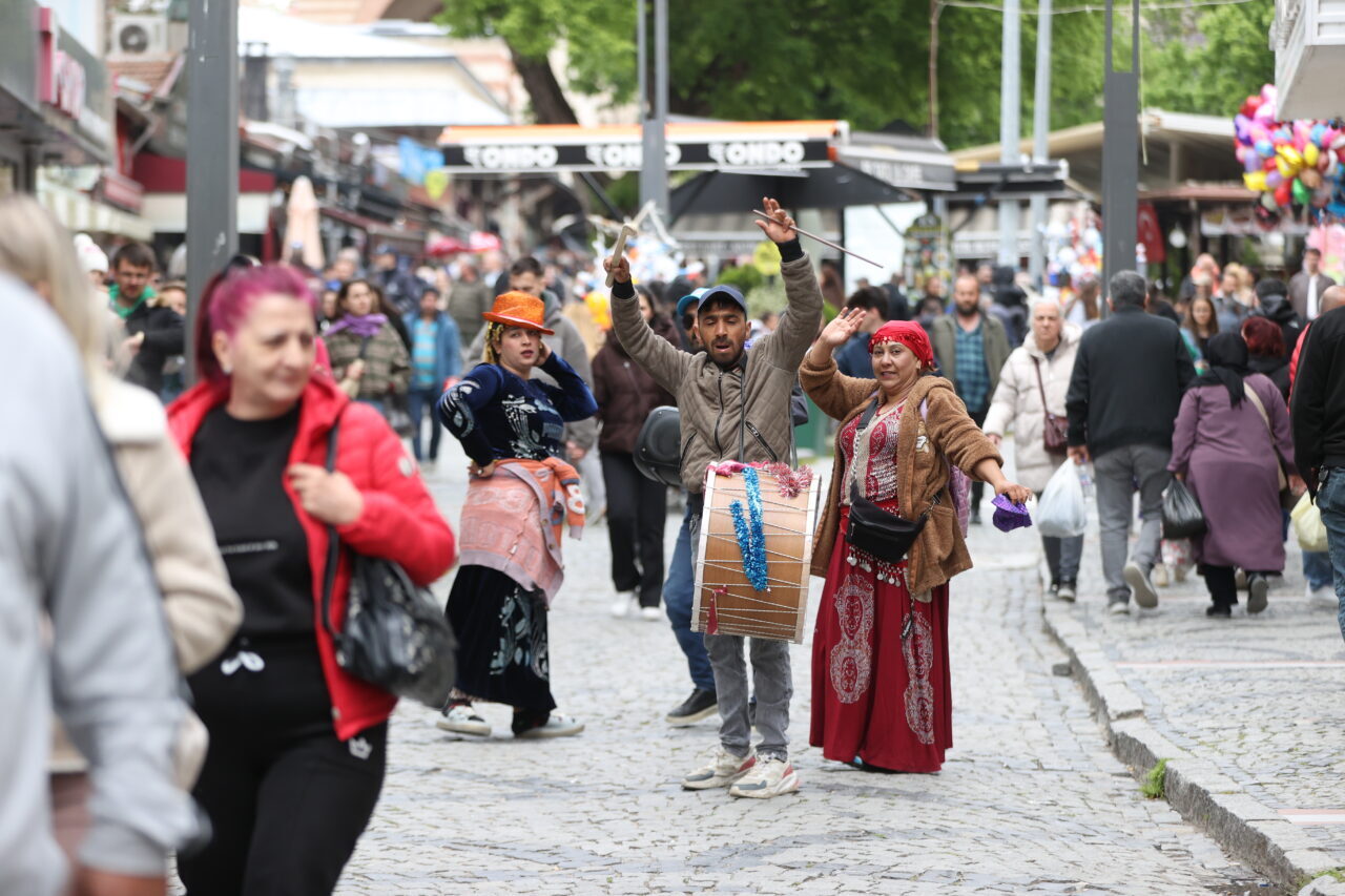 - Romanların Hıdrellez’i olarak bilinen Kakava, "Baba Fingo" efsanesiyle her