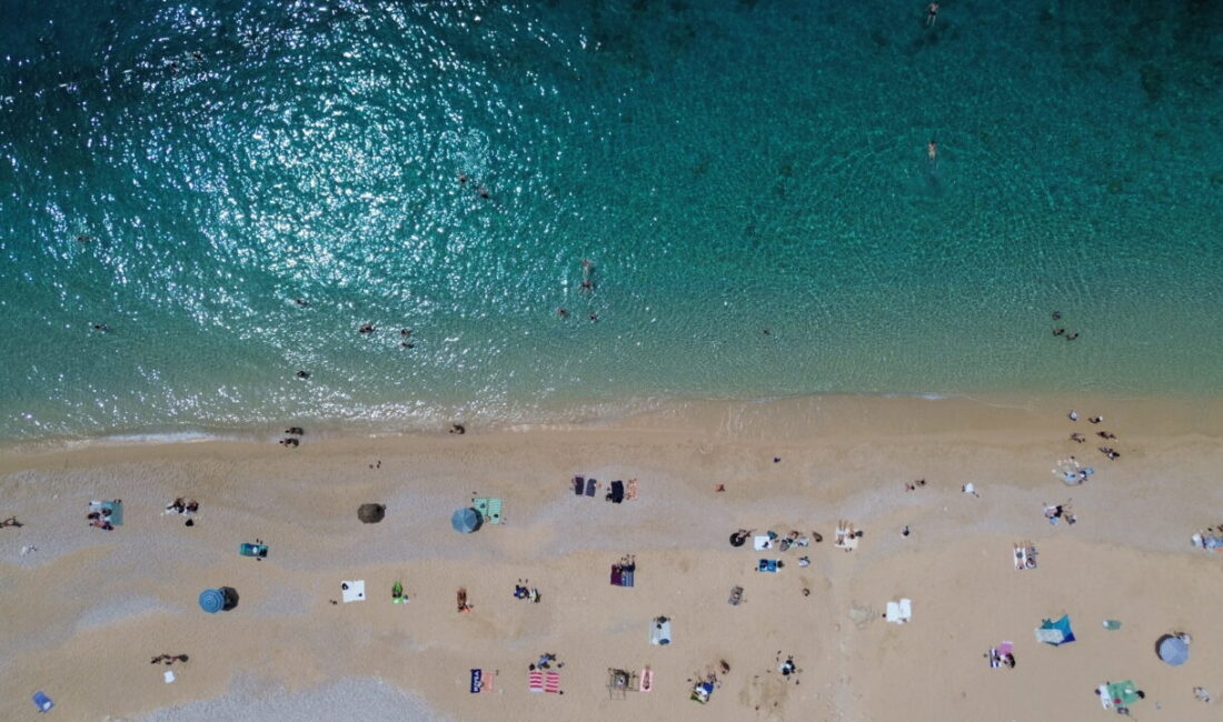 ANTALYA (AA) – Antalya'nın Kaş ilçesinde güneşli havayı fırsat bilen