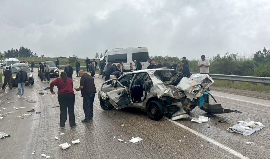 KARABÜK (AA) – Karabük'ün Safranbolu ilçesinde minibüsle otomobilin çarpışması sonucu