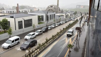 KARABÜK (AA) – Karabük'te sağanak hayatı olumsuz etkiledi. Kent merkezi