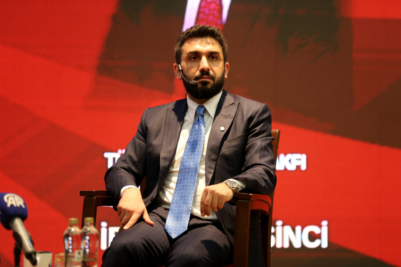 - AK Parti İzmir Milletvekili Mehmet Muharrem Kasapoğlu:
- "İdeolojisi, fikri,