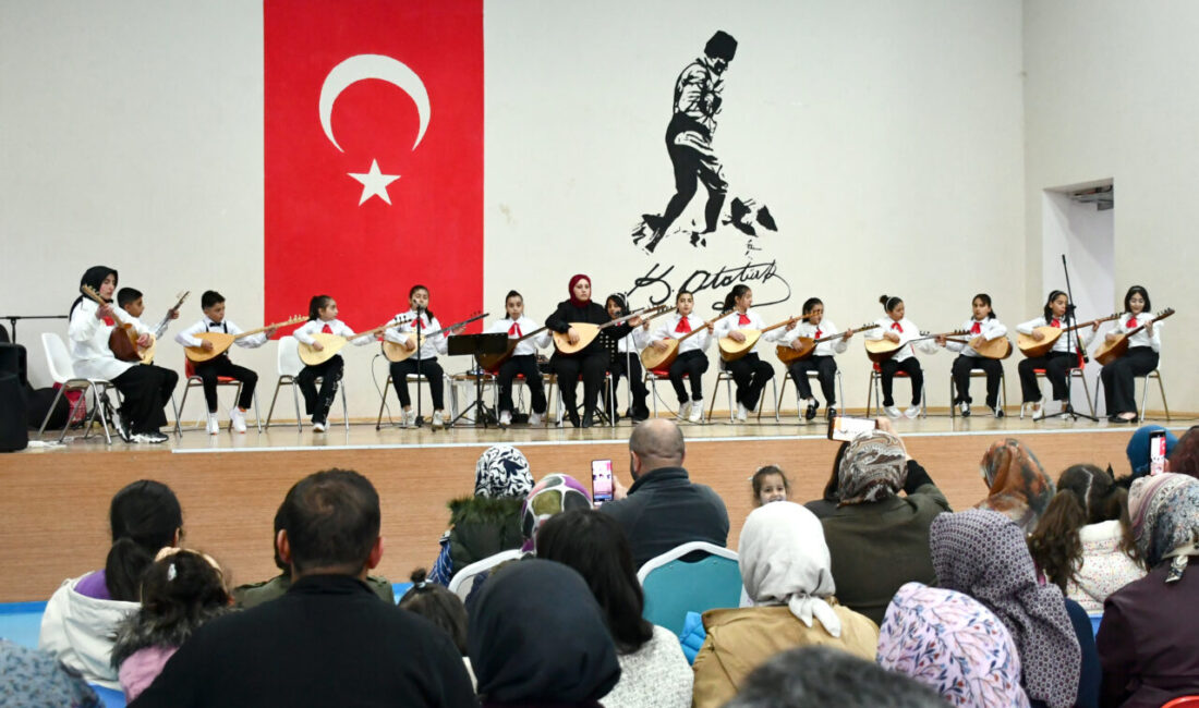 - Sarıkamış Gençlik Merkezi'nde 5 ay bağlama ve halk oyunları