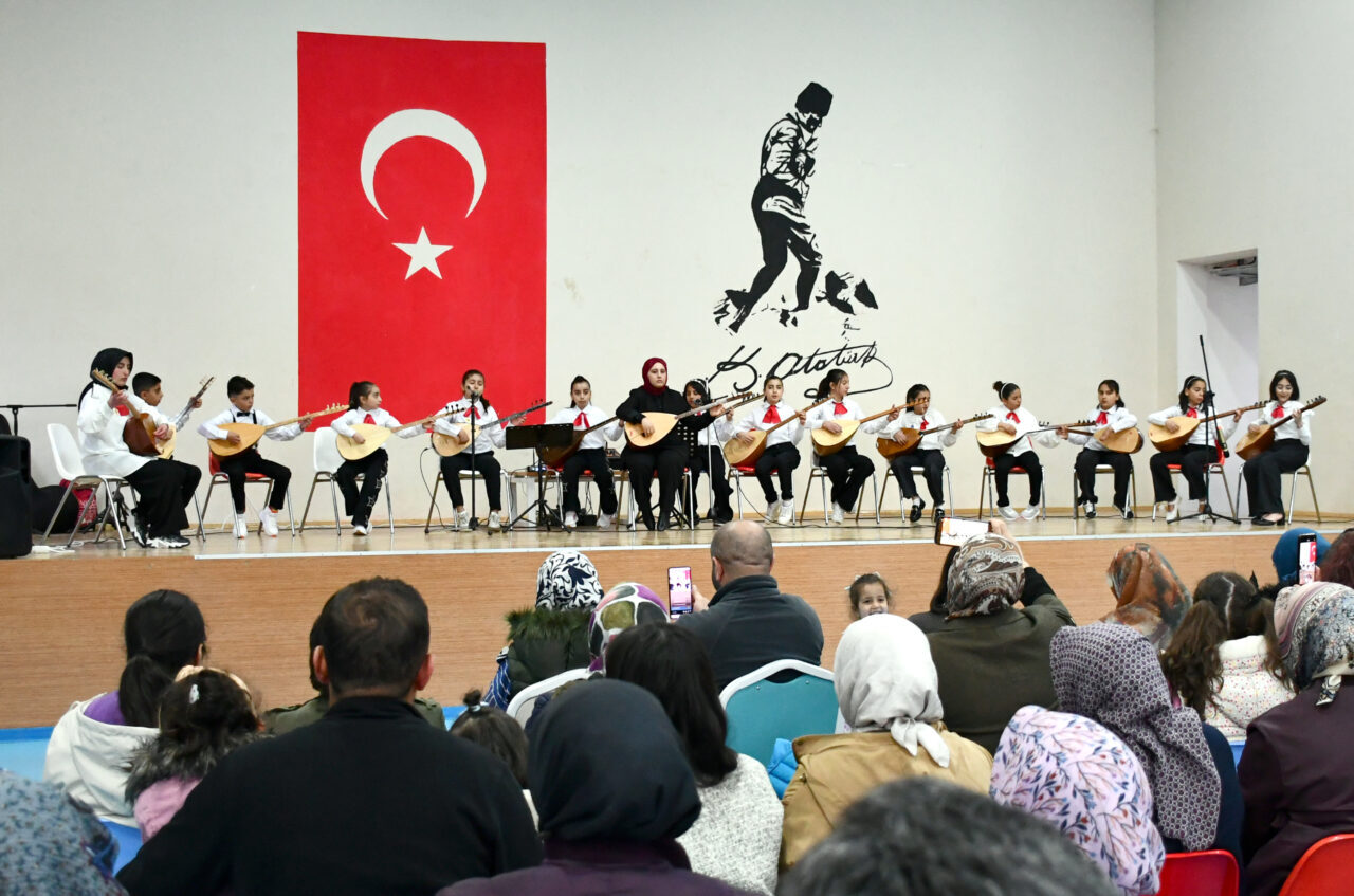 - Sarıkamış Gençlik Merkezi'nde 5 ay bağlama ve halk oyunları