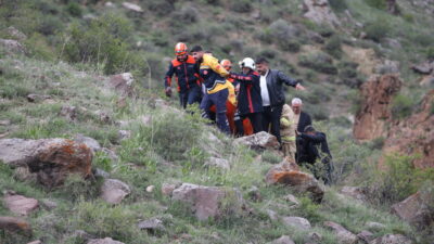 KARS (AA) – Kars'ın Kağızman ilçesinde dereye yuvarlanan vincin operatörü