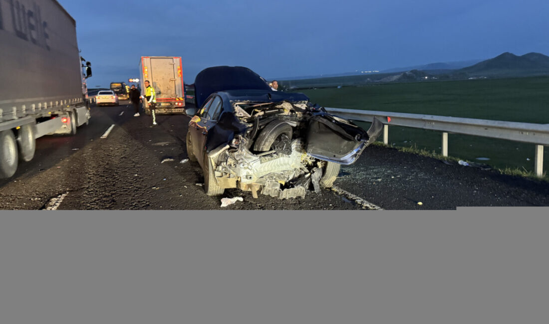 KARS (AA) – Kars'ta kamyonetle otomobilin çarpışması sonucu 1'i ağır