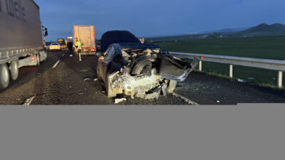 KARS (AA) – Kars'ta kamyonetle otomobilin çarpışması sonucu 1'i ağır