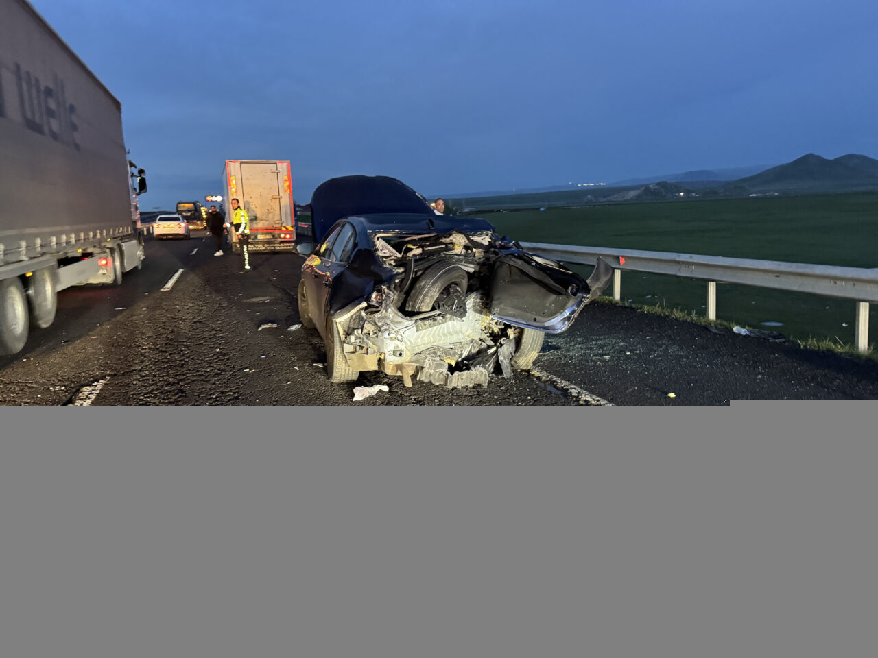 KARS (AA) – Kars'ta kamyonetle otomobilin çarpışması sonucu 1'i ağır