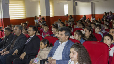 KARS (AA) – Kars'ın Akyaka ilçesinde daha önce tiyatro izleme