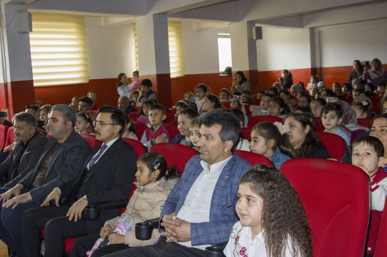 KARS (AA) – Kars'ın Akyaka ilçesinde daha önce tiyatro izleme