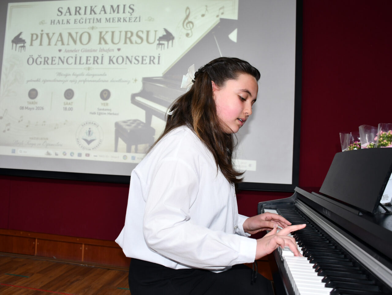 KARS (AA) – Kars'ın Sarıkamış ilçesinde piyano kursu öğrencileri, anneleri