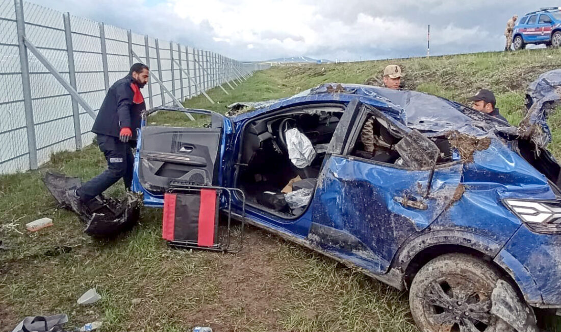 KARS (AA) – Kars'ın Sarıkamış ilçesinde otomobilin şarampole devrilmesi sonucu