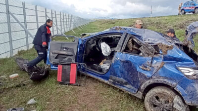 KARS (AA) – Kars'ın Sarıkamış ilçesinde otomobilin şarampole devrilmesi sonucu