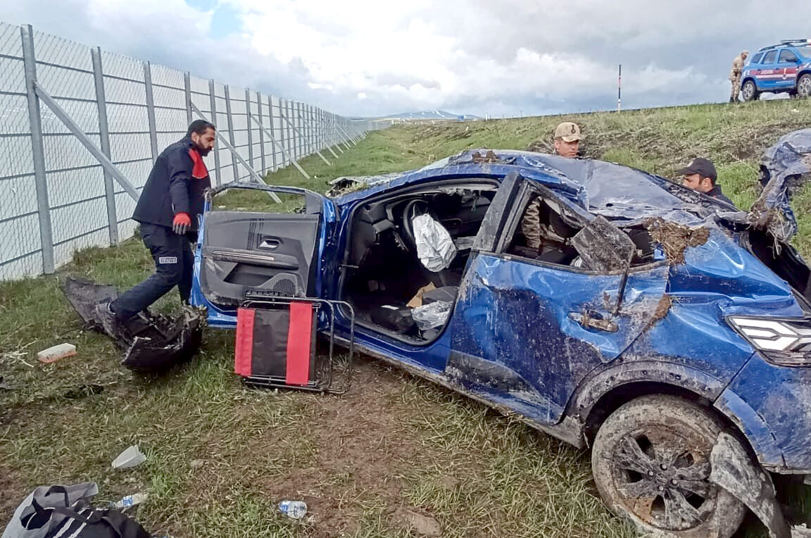 KARS (AA) – Kars'ın Sarıkamış ilçesinde otomobilin şarampole devrilmesi sonucu