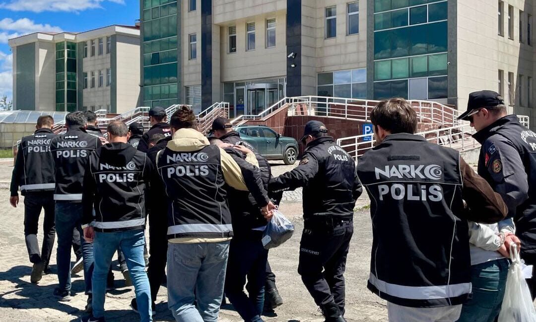 KARS (AA) – Kars'ta sokak satıcılarına yönelik düzenlenen uyuşturucu operasyonunda