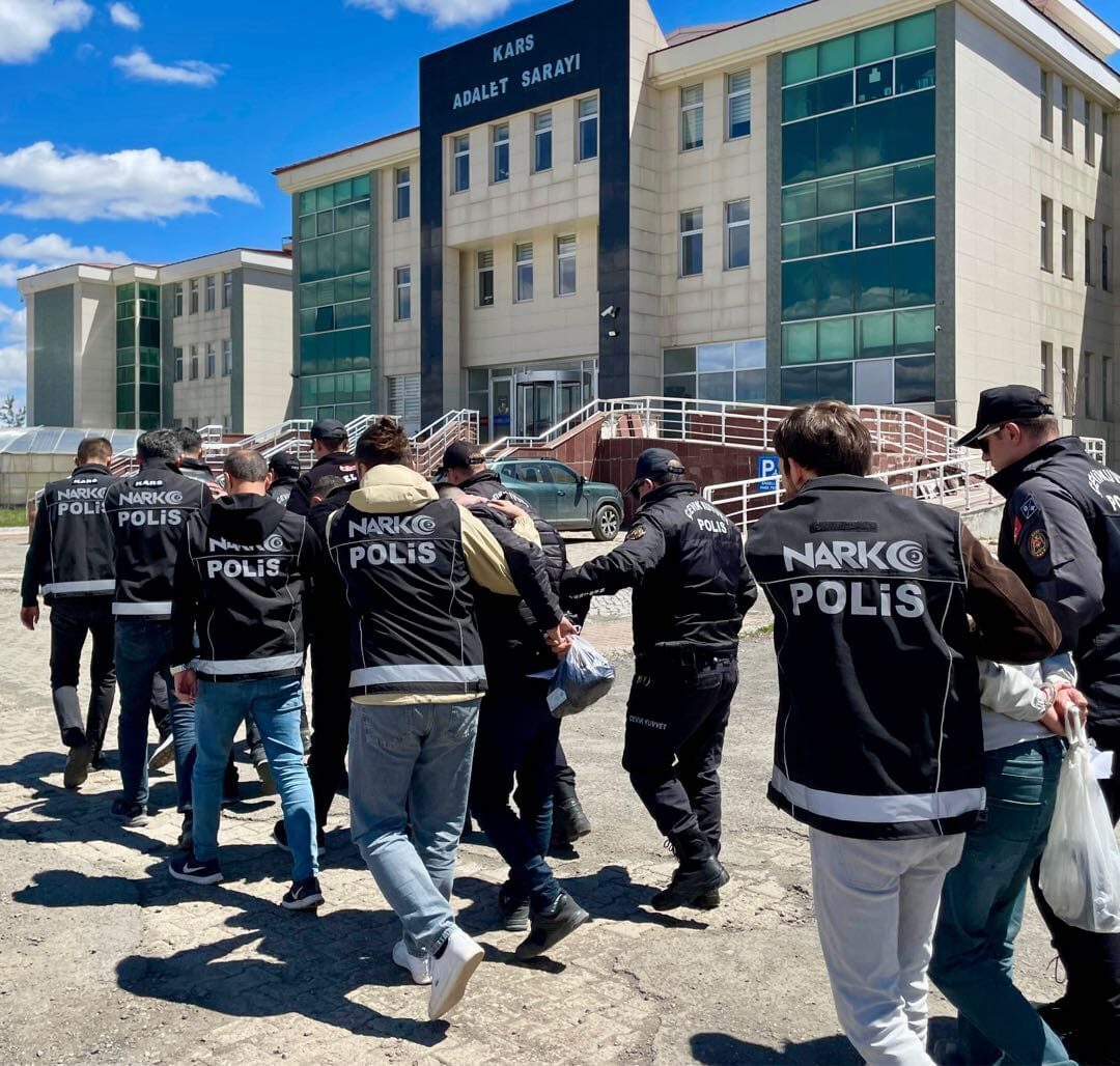 KARS (AA) – Kars'ta sokak satıcılarına yönelik düzenlenen uyuşturucu operasyonunda