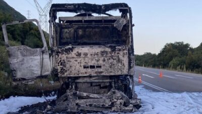 ANTALYA (AA) – Kaş-Demre kara yolunda seyir halindeki tırın römorkunda