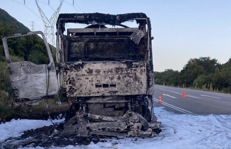 ANTALYA (AA) – Kaş-Demre kara yolunda seyir halindeki tırın römorkunda