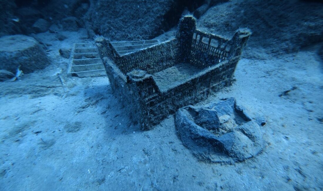 ANTALYA (AA) – Antalya'nın Kaş ilçesinde gerçekleştirilen deniz dibi temizliğinde