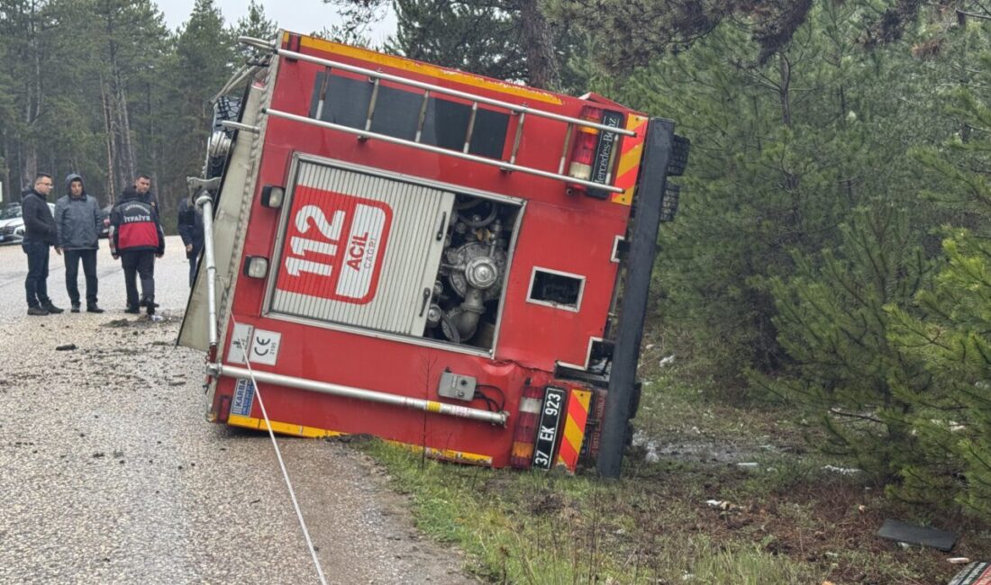 KASTAMONU (AA) – Kastamonu’da yangın ihbarına giderken devrilen itfaiye aracındaki
