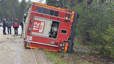 KASTAMONU (AA) – Kastamonu’da yangın ihbarına giderken devrilen itfaiye aracındaki